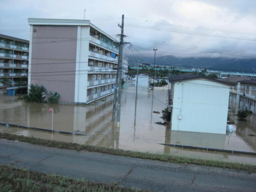 浸水の様子、須坂市北相之島町県営住宅付近、撮影日：2019年10月13日6時43分、提供：須坂市、二次利用不可