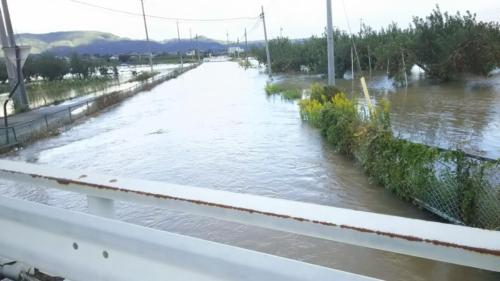 浸水の様子、須坂市相之島町付近、撮影日：10月13日7時34分、提供：須坂市、二次利用不可